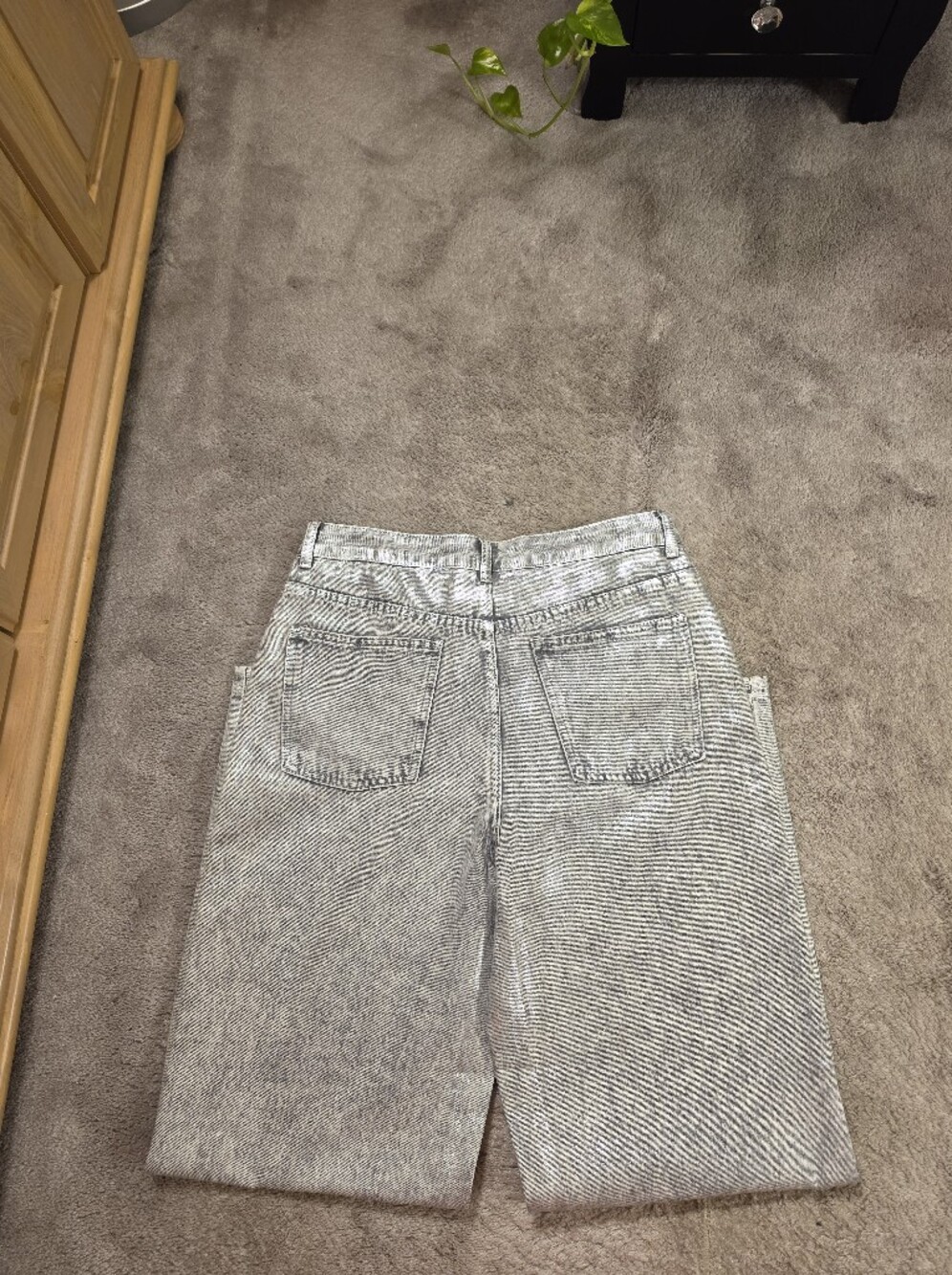 Steve Madden Women's Wide Leg Jeans in Light Gray Wash - Picture 5 of 6